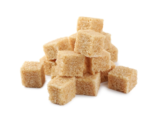Куча кубиков с коричневым сахаром на белом фоне