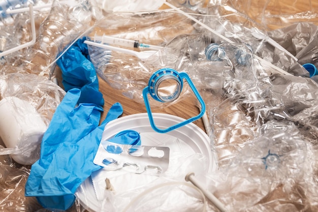 木製の表面に様々なプラスチック廃棄物が堆積している