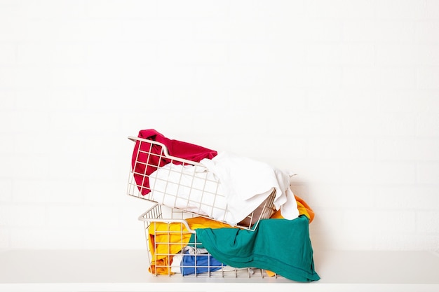 Photo pile of dirty colorful laundry in baskets