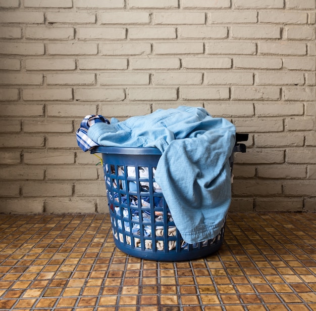 Photo pile of dirty laundry in a washing basket