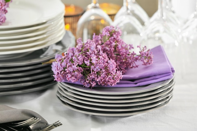 テーブルの上の食器とライラックの花の山