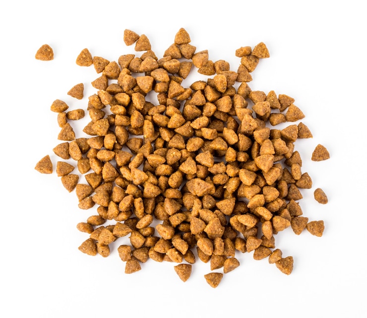 Photo pile of dry dog food isolated on white background