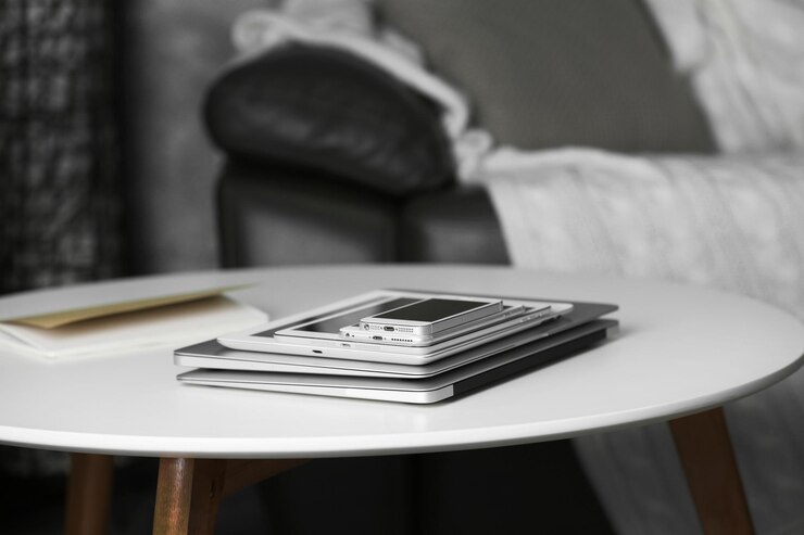 Photo pile of electronic gadgets on the table communication and technology concept