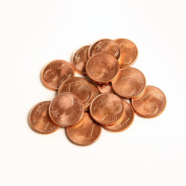 Photo a pile of euro cents over white background