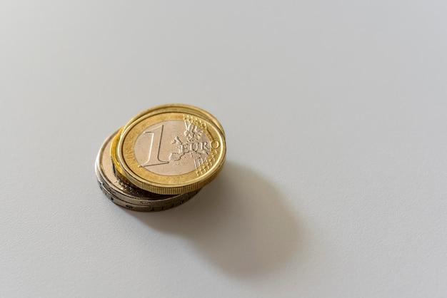 Куча монет евро крупным планом на белом фоне Валюта Европейского Союза