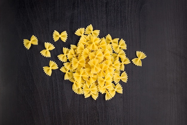 검은 배경에 farfalle 파스타 더미