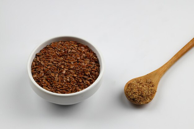 Photo pile of flax seeds isolated on white background