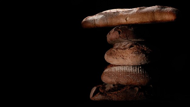 Foto mucchio di pagnotte di pane fresco