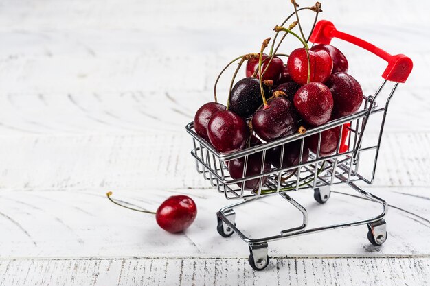 Mucchio di ciliegie fresche nel carrello