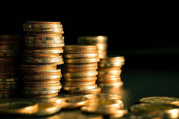 Куча золотых монет стекается на банковский счет финансового казначейства для сбережения