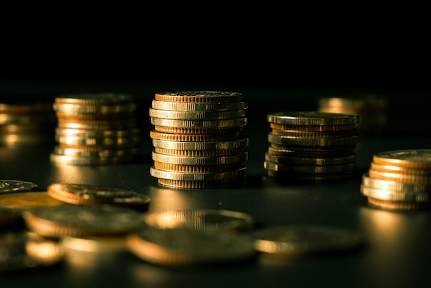 Куча золотых монет стекается на банковский счет финансового казначейства для сбережения