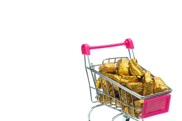 Куча золотых самородков или золотой руды в корзине или тележке супермаркета