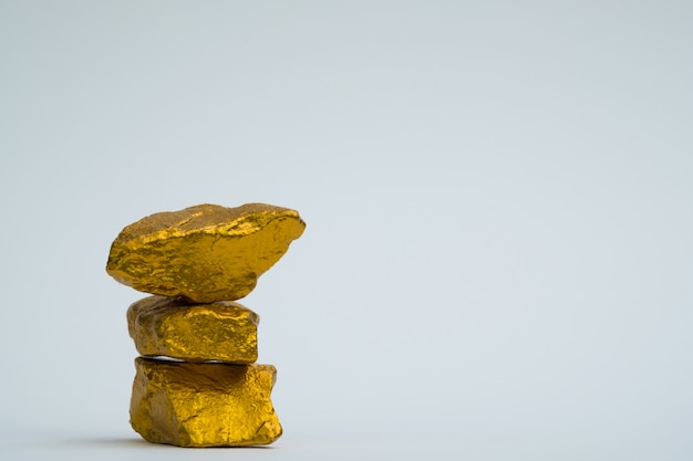 Un mucchio di pepite d'oro o minerale d'oro su sfondo bianco,