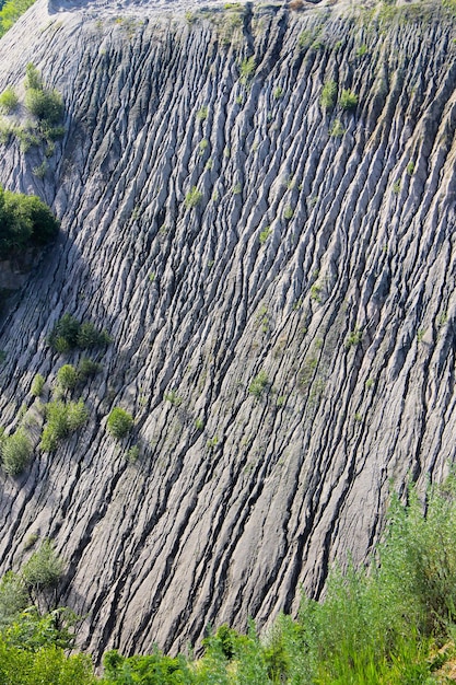 雨による水のしみのある砂利の山