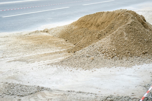 Un mucchio di ghiaia grigia. riparazione di strade in città.