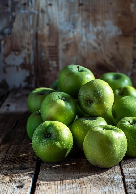 Photo a pile of green apples on a wooden table