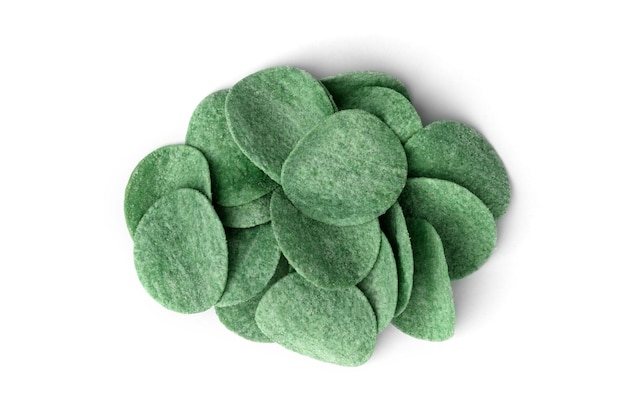 Mucchio di patatine verdi con cipolla verde isolato su sfondo bianco.