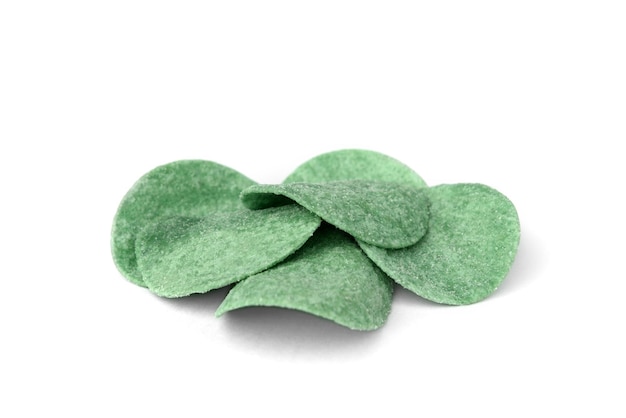 Mucchio di patatine verdi con cipolla verde isolato su sfondo bianco.