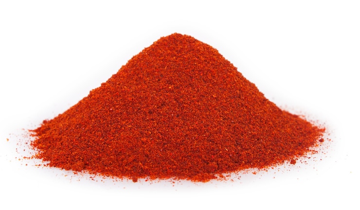 Photo pile of ground paprika isolated on white background
