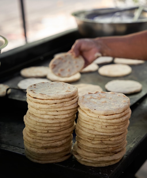 Foto un mucchio di tortille di mais fatte a mano pronte per essere servite