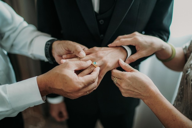 Foto un mucchio di mani di famiglia felici che mettono anelli