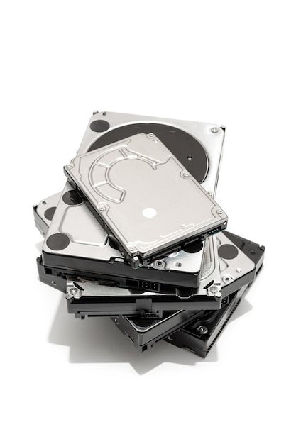 Стопка жесткого диска HDD, изолированная на белом фоне Компьютерное оборудование хранения данных