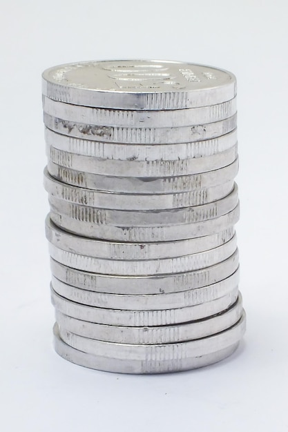 Foto pila di monete di rupia indonesiana su sfondo bianco