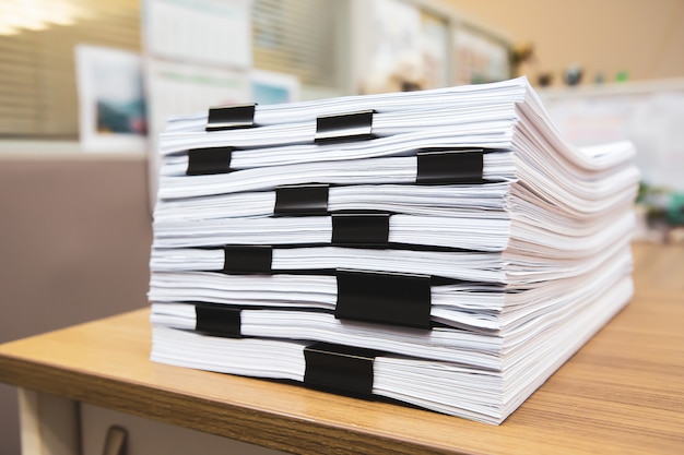 책상 사무실에 많은 서류 보고서 또는 인쇄 문서 더미 쌓아.