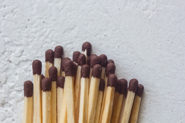 Photo a pile of matches close up on a white table.