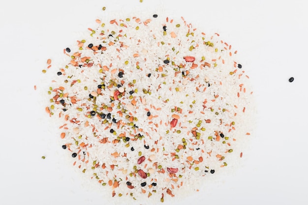 Photo a pile of mixed rice on top of white background