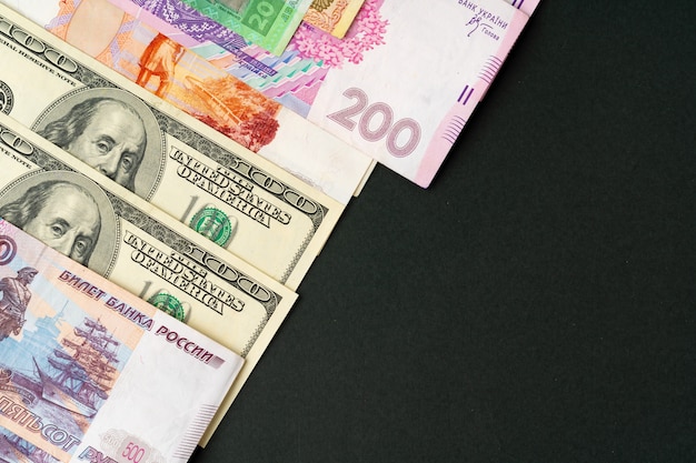 お金の山をクローズアップ、3通貨米ドル、ロシアルーブル、ウクライナグリブナ