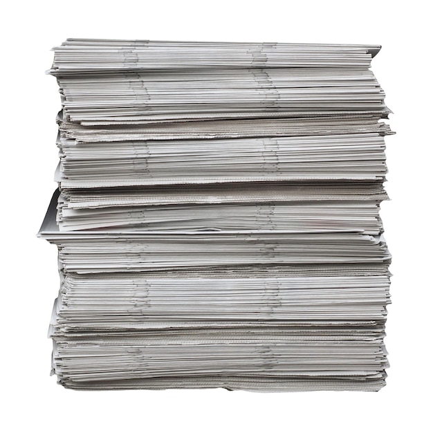 白で隔離された新聞の山
