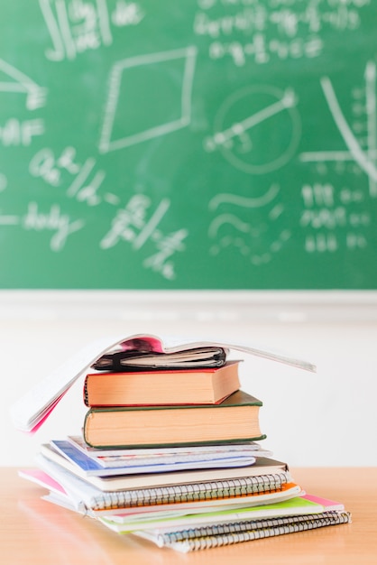 Mucchio dei taccuini sullo scrittorio in aula