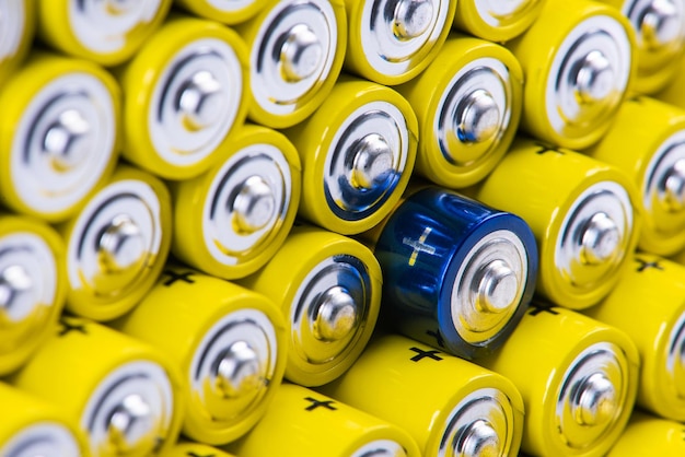 Фото Куча щелочных батарей с выбором, сосредоточенным на одной