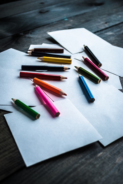 Фото Куча пустых карточек и цветных карандашей