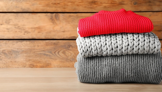 사진 나무 배경 스웨터에  ⁇ 인 겨울 옷  ⁇ 어리  ⁇ 은 텍스트를 위한 공간