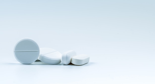 写真 分離された白い丸形と長方形の錠剤錠剤の山