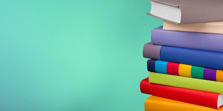 Фотография куча старых книг, хорошее место для копирования на синем фоне - изображение