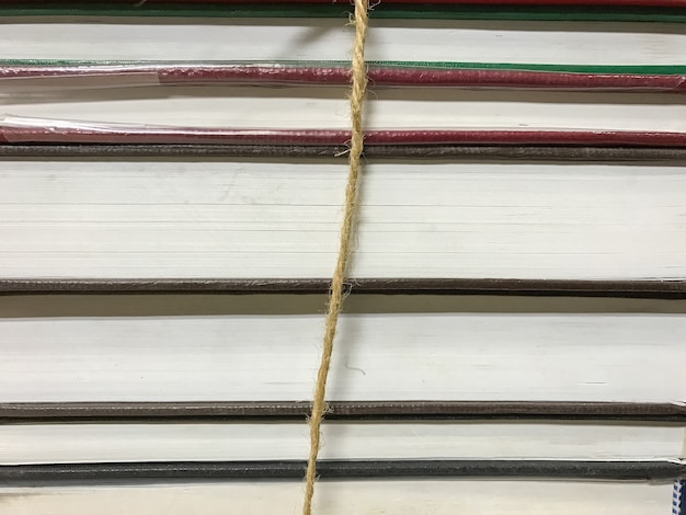 ロープの背景を持つ古い本の山