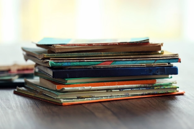 Куча старых книг на деревянный стол