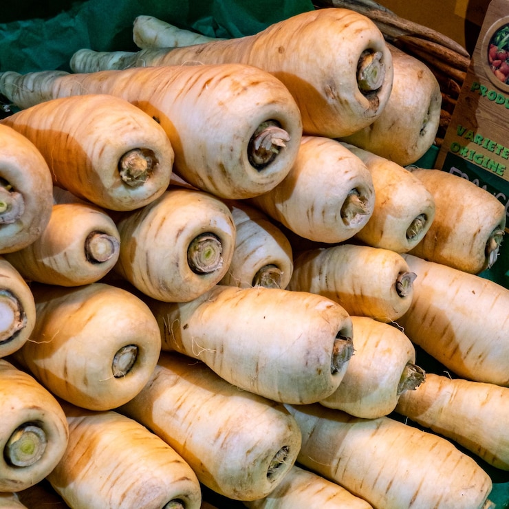 Photo pile of panais on a stall at the market