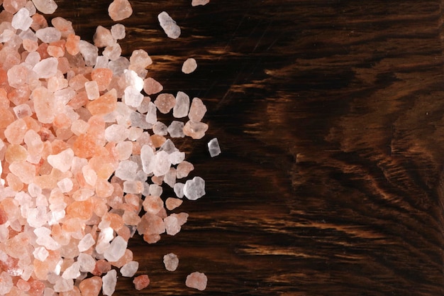 Photo pile of pink salt wooden background