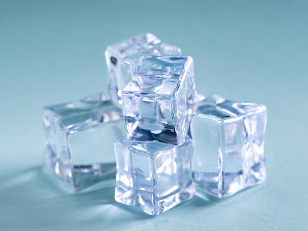 Куча пластиковых кубиков льда, крупным планом