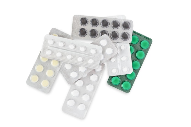 Foto mucchio di piatti di pillole su sfondo bianco