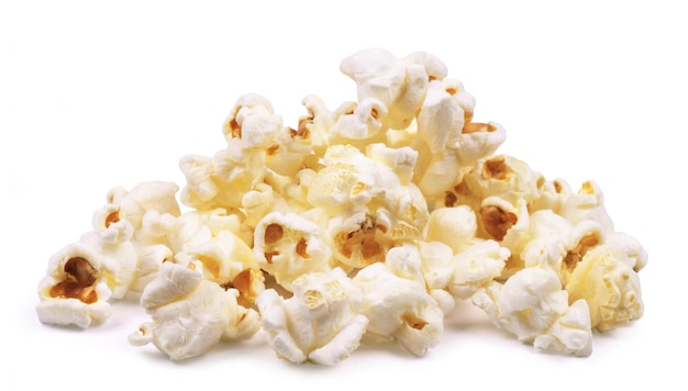 Foto un mucchio di popcorn su uno sfondo bianco