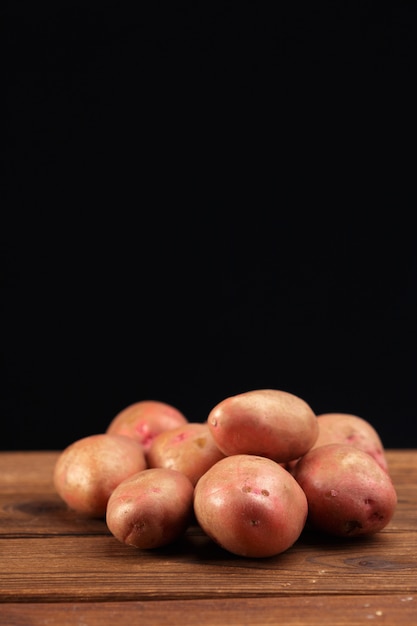 Куча картофеля на деревянных досках