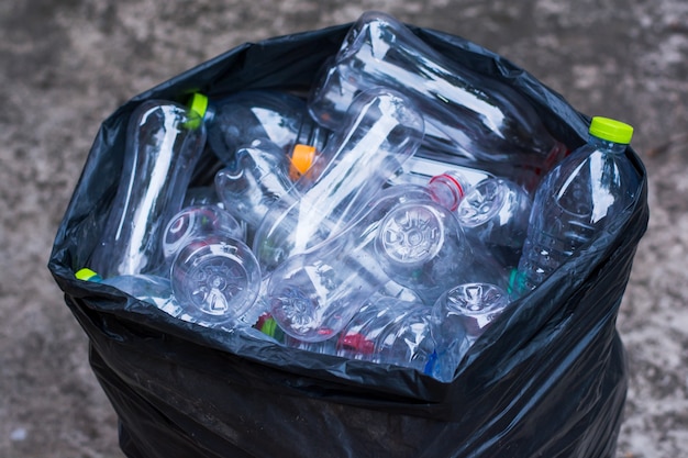 ゴミ箱にリサイクル可能なペットボトルを積み重ねる