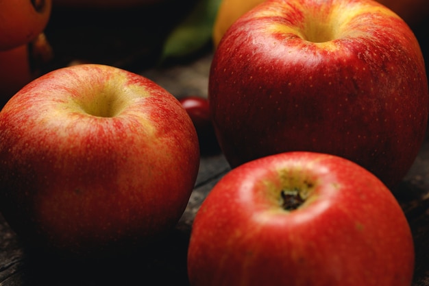 Куча красных яблок на деревянном столе фото