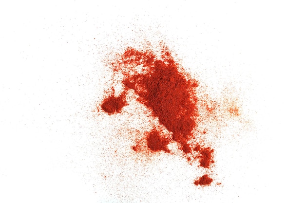 Mucchio di polvere di paprika rossa isolata su sfondo bianco vista dall'alto