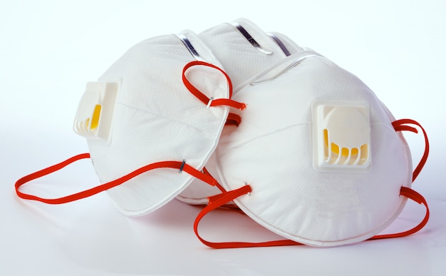 Foto mucchio della mascherina medica del respiratore isolata su bianco